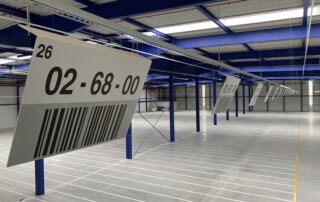 Von ONK von der Hallendecke abgehängte Schilder bei Hamacher Transporte