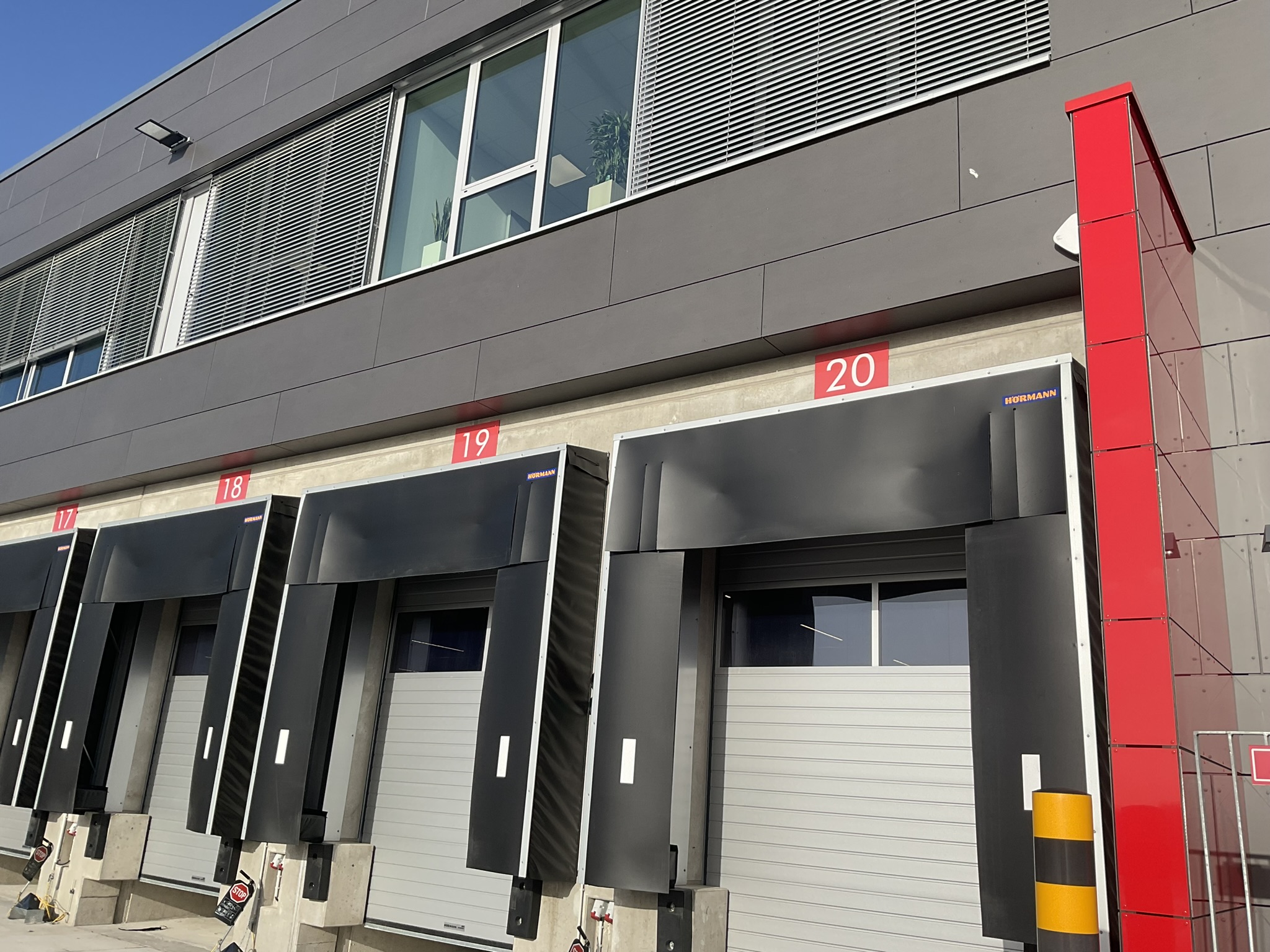 Torbeschilderung von ONK im Frische- und Handels-Logistikzentrum von Stroetmann